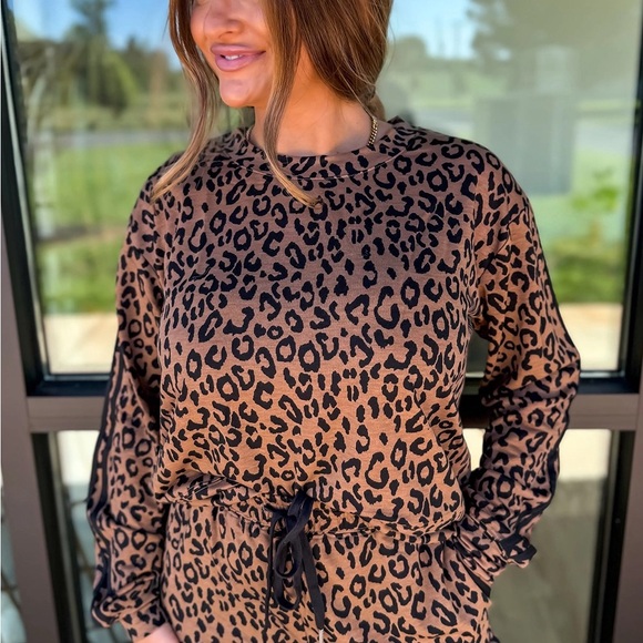 Leopard Print 2 PC Set - Picture 2 of 16